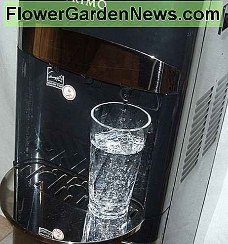 Primo vandens balionėlis, išleidęs šaltu vandeniu. The Primo water dispenser, dispensing cold water.