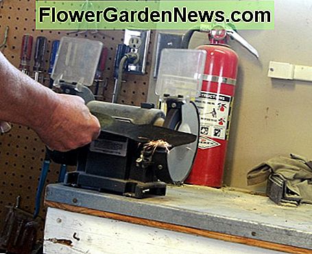 Berühren mit einem Bankschleifer Touching up with a bench grinder
