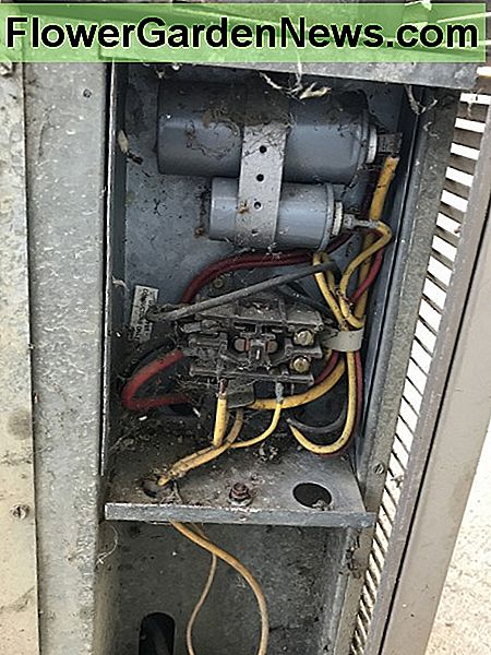 Sie sehen, hier sind ein paar Niederspannungsleitungen, die abziehen und die höhere Spannung, die verschraubt sind, während im Hintergrund Sie die 1/4 sehen You see here there are a couple of low voltage wires that pull off and the higher voltage that are screwed down, while in the background you see the 1/4