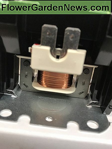 Nahaufnahme der 24-V-Spule des Schützes. Close up view of the contactor's 24v coil.