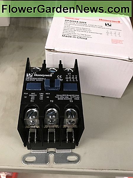 Ihr 3-poliges Schütz muss 3 Stromkabel für den Einsatz in 3-phasigen 460-V-Stromkreisen verbinden. Diese sind normalerweise nur in kommerziellen Geräten und Gebäuden zu finden. Hier können Sie die Kolben sehen. Es gibt einen für jedes Bein der Macht. Your 3 pole contactor has to connect 3 power wires for use in 460v, 3 phase circuits. These are normally only found in commercial equipment and buildings. Here you can see the plungers. There is one for each leg of power.