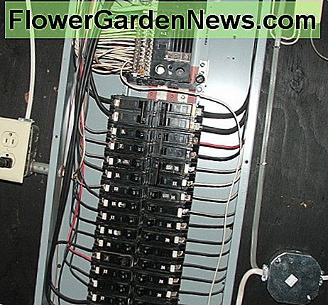 Brug altid en afbryder, som passer præcis til servicepanelet. Always use a circuit breaker that exactly matches the service panel.