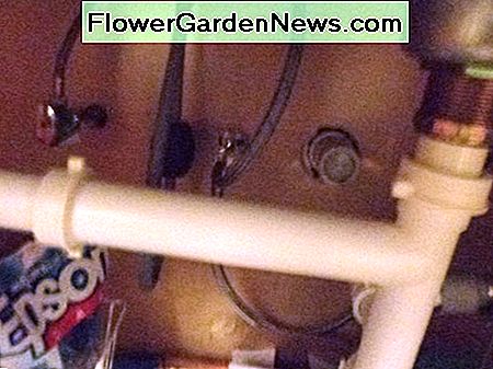 Zoek uw waterafsluitklep en sluit het water af. Find your water shut-off valve and shut the water off.