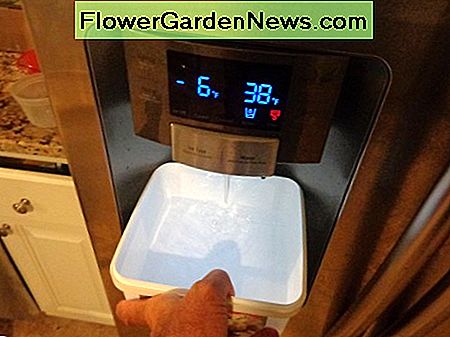 Laat het water 30 seconden lopen om lucht en onzuiverheden te verwijderen. Let the water run for 30 seconds to remove air and impurities.