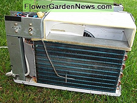 A / C Frontplatte und Abdeckung wurden entfernt, wodurch Akkordeonpaneele freigelegt wurden. A/C front panel and cover have been removed, exposing accordion panels.
