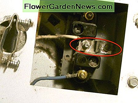 Hier wurden die vier Drähte entfernt und ein Metall-Erdungsband zwischen dem Trocknerrahmen und dem weißen Kabel installiert. Sie können ein # 10 Kabel anstelle eines Bügels verwenden. Here the four wires have been removed and a metal ground strap installed between the dryer frame and the white wire. You can use a #10 wire instead of a strap.