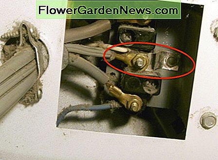 Wie die dreiadrige Verbindung aussehen wird, einschließlich eines metallenen Erdungsbandes (eingekreist) zwischen dem Trocknerrahmen und dem weißen Kabel. Sie können ein # 10 Kabel anstelle eines Bügels verwenden. What the three-wire connection will look like, including a metal ground strap (circled) between the dryer frame and the white wire. You can use a #10 wire instead of a strap.
