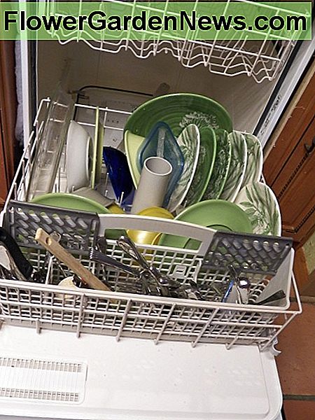 Bottom Rack enthält mindestens 12 Teller und 12 Schalen sowie mein altes Besteckfach. Bottom rack holds at least 12 plates and 12 bowls plus my old silverware tray.