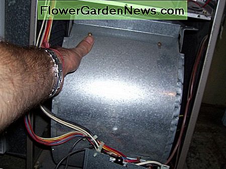 Avec ces vis, le ventilateur devrait glisser vers vous. Ne laissez pas la soufflante tomber à la fin de la diapositive. With those screws out, the blower should slide out toward you. Do not let the blower drop as it reaches the end of the slide.