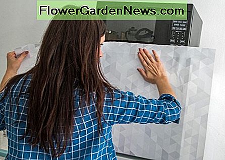 Kleben Sie die Tapete ohne Falten. Stick the wallpaper without any wrinkles.