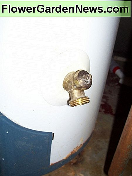 นี่คือวาล์วท่อระบายน้ำของคุณและที่คุณจะขอท่อของคุณ This is your drain valve and where you'll hook your hose.