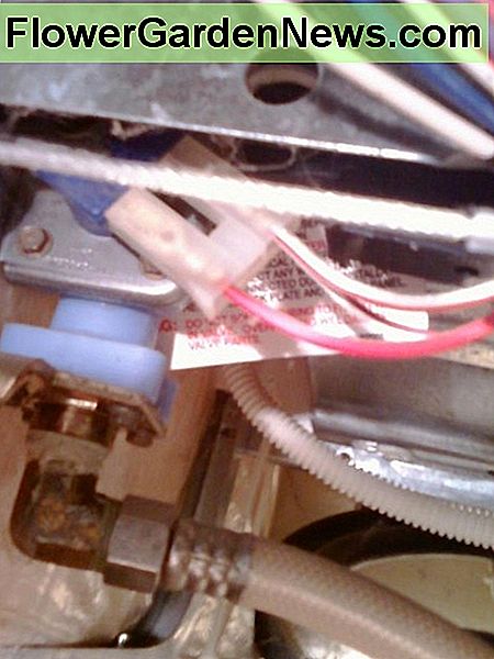Wasser und elektrische Verbindungen. Sie müssen diese entfernen, um den Geschirrspüler vollständig zu entfernen. Water and electrical connections. You'll need to remove these to fully remove the dishwasher.