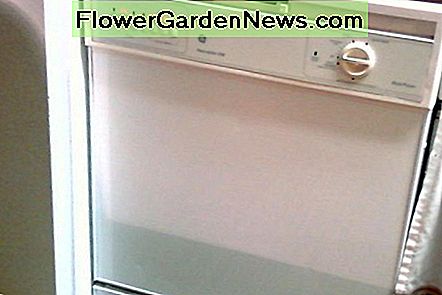 Frontansicht Ihr Geschirrspüler ist wahrscheinlich mit zwei Schrauben an jeder Ecke über der Frontplatte an der Arbeitsplatte befestigt. Front panel view. Your dishwasher is likely secured to the countertop with two screws at each corner above the front panel.