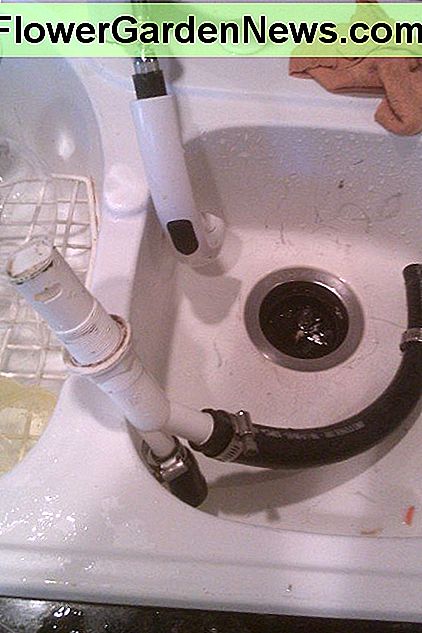 Dies ist ein Luftspalt, der vom Abflussschlauch und der Müllentsorgung getrennt wurde. This is an air gap that has been disconnected from the drain hose and the garbage disposal.