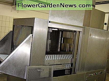 เครื่องล้างจานเชิงพาณิชย์ขนาดที่พบได้ส่วนใหญ่ในร้านอาหารของโรงแรม This a commercial dishwasher of a size found mostly in hotel restaurants.