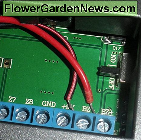 Den røde ledning er positiv og forbinder til BZ +. Den sorte ledning er negativ og forbinder til BX-. Andre terminaler kan bruges til at forbinde kablede sensorer. The red wire is positive and connects to BZ+. The black wire is negative and connects to BX-. Other terminals can be used to connect wired sensors.