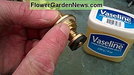 Schmiere ein wenig Vaseline auf die Fäden Smear a little Vaseline on the threads