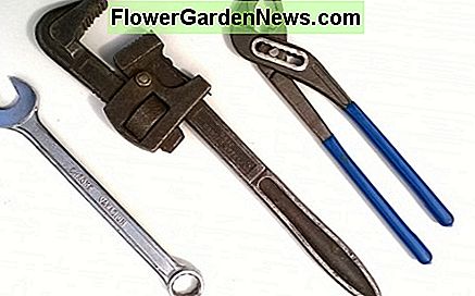 Von links nach rechts - Schraubenschlüssel, Stilsons (Rohrzange), Wasserpumpenzange. Beide können verwendet werden, um den Kopf des Wasserhahns zu entfernen From left to right - Wrench (spanner), Stilsons (pipe wrench), water pump pliers. Either of these can be used to remove the head of the tap