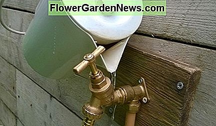 Wenn Sie den Kopf nicht entfernen können, versuchen Sie es mit heißem Wasser. Dies erweitert den unteren Metallkörper des Zapfens und lockert dessen Griffigkeit. Gießen Sie nur Wasser auf die untere Hälfte, nicht den Kopf If you can't remove the head, try using hot water. This expands the lower metal body of the spigot and loosens its grip. Pour water on the lower half only, not the head