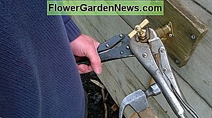Ein zweiter Schraubstockgriff kommt zum Einsatz A second vise grips comes in useful