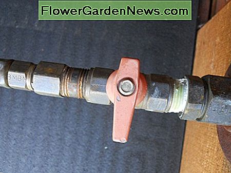 Es kann so einfach sein, wie das Gas zum Warmwasserbereiter einzuschalten. Dieser Griff ist in der It may be as simple as turning on the gas to the water heater. This handle is in the