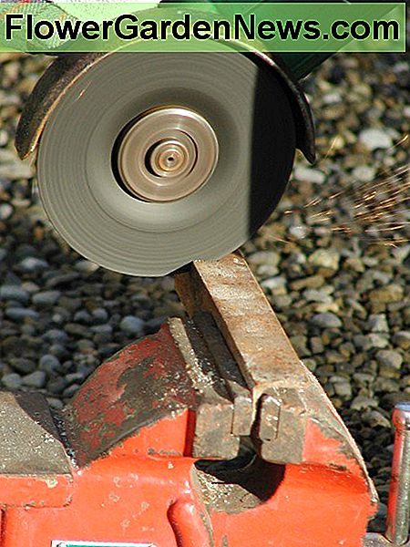 Klem het werkstuk stevig in een bankschroef en begin met knippen vanaf de achterkant. Kleine stukjes moeten altijd in een bankschroef worden gehouden of geklemd tijdens het snijden, anders kunnen ze vliegen! Clamp the workpiece firmly in a vice and start cutting from the back. Small pieces should always be held in a vise or clamped while cutting, otherwise they can go flying!