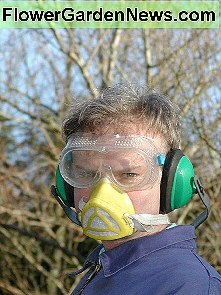 Uitgerust voor de klus met oog- en gehoorbescherming en stofmasker Kitted out for the job with eye and ear protection and dust mask