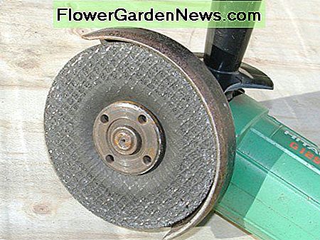 Sluit omhoog van schijf en beschermende wacht. Dit moet te allen tijde op zijn plaats zitten en goed worden aangepast Close up of disk and protective guard. This should be in place at all times and adjusted properly