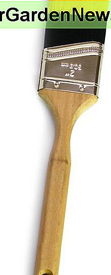 Un pinceau à poils inclinés. An angled bristle paint brush.