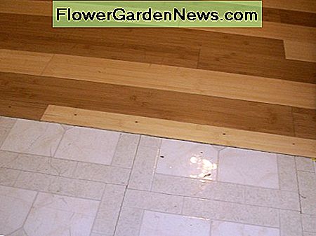 Keine Trimmung; der Fliesenboden wurde vorher angehoben und erforderte nur sorgfältiges Zuschneiden. No trim; the tile floor was previously raised and required only careful cutting to match.
