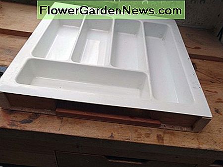 Patikrinkite stalviršio dėklo talpą į specialų stalviršį Test fit of the cutlery tray into the bespoke plinth drawer