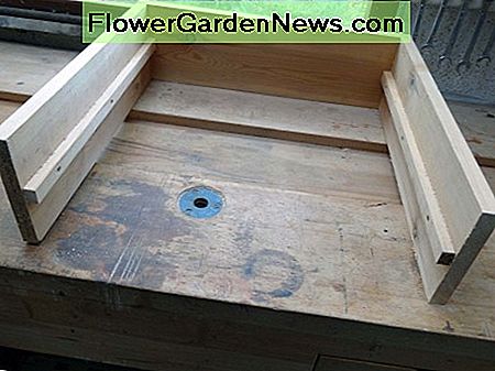 Šoninių panelių statyba su stalčiaus stalčių takais, ant kurių stalčius sėdės. Constructing the side panels with drawer s drawer runners on which the drawer will sit.