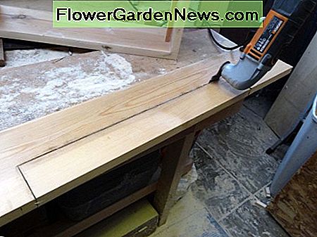 Naudodamiesi Using the Sonicrafter to precisely cut a neat opening in the new plinth for the drawer