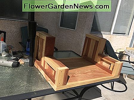 Begge færdige stigerør på toppen af ​​slidbaner, der også er skåret og slibet Both completed risers on top of the tread boards that have also been cut and sanded