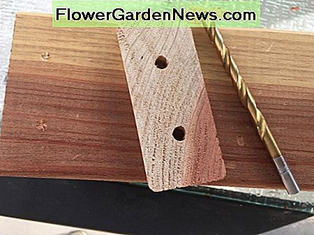 En halv drejning af boringen vil lægge en lille depression i midten af ​​hvert skabelonhul A half turn or so of the drill bit will put a small depression in the center of each template hole