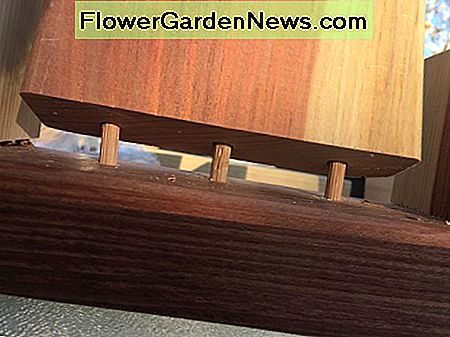 Gør et tørt løb for at sikre, at dowels og huller står ordentligt op og bordet er korrekt placeret Doing a dry run to make sure the dowels and holes line up properly and the board is properly positioned
