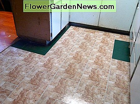 Füllen Sie den Boden mit Vinylfliesen Filling the floor in with vinyl tiles