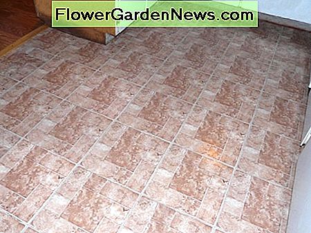 Fertige Peel und Stick Vinyl Fliesenboden Finished peel and stick vinyl tile floor