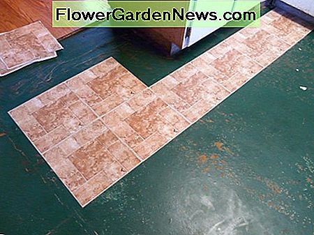 Beginnend Vinyl-Fliesen zu platzieren Beginning to place vinyl tiles
