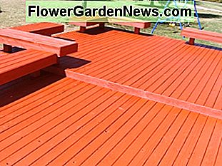 รอยเปื้อนกึ่งโปร่งใสของ SuperDeck ในผิวน้ำ SuperDeck semi-transparent stain in the waterborne finish.