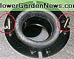 Fügen Sie jeder Schraube eine Unterlegscheibe und eine Mutter hinzu, um die Schrauben sicher zu befestigen. Add a washer and a nut to each bolt, to keep the bolts securely in place.