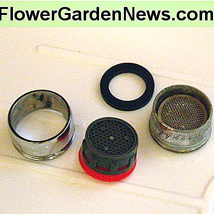 Byt ut din gamla kranflÀkt med en ny, lÄgflöde. Observera att den nya Àr plast, medan den gamla Àr stÄlnÀt som rostar. Replace your old faucet aerator with a new, low-flow one. Note that the new one is plastic, whereas the old one is steel mesh that rusted.