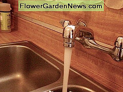 Med den nya luftaren har min köksvatten nu ett jÀmnt flöde av vatten som inte slösar. With the new aerator, my kitchen faucet now has a smooth flow of water that doesn't waste.