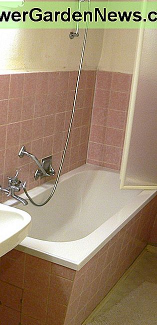 Rețineți montarea peretelui barei. Aceasta permite ajustarea înălțimii capului de duș. Note the bar wall mount. This allows shower head height to be adjusted.