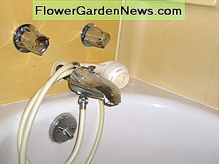 Cel mai frustrant tip de cap de duș - nu este montat, alimentat de robinetul de baie, mai degrabă decât o țeavă înaltă în perete. The most frustrating kind of hand-held shower head - unmounted, fed by the bath faucet, rather than a pipe high in the wall.