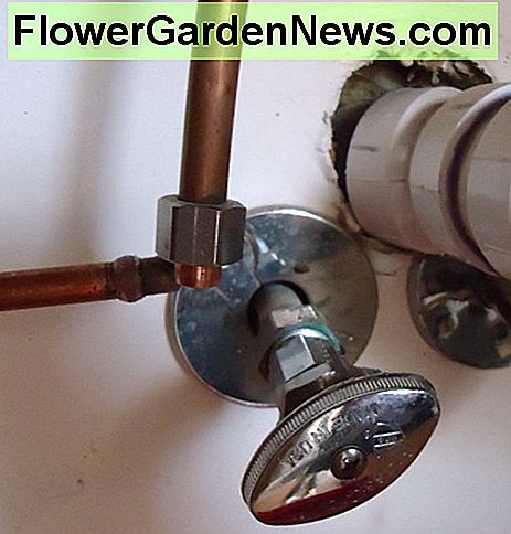 Versuchen Sie, alle Muttern an einem undichten Winkel anzuziehen, bevor Sie sie wieder einsetzen. Try tightening all nuts on a leaking angle stop before replacing it.