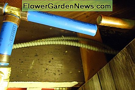 Ein Quetschring drückt das PEX-Rohr gegen seine Sanitärarmatur. A crimp ring squeezes the PEX pipe against its plumbing fitting.
