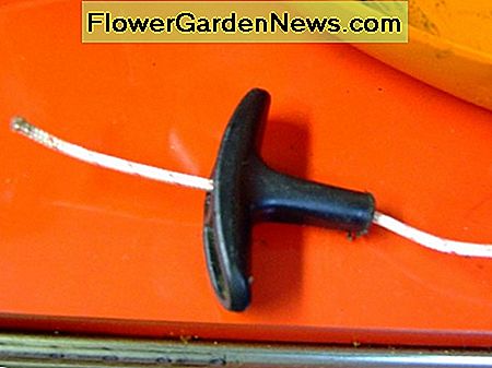 15. Installieren Sie den Griff, während Sie das Seil festhalten. 15. Install the handle while holding onto the rope.
