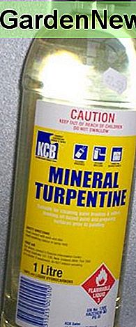 Terpentinöl, Farbverdünner oder Terpentinöl sind ideal zum Entfernen von nasser Ölfarbe oder Holzflecken aus Glas. White spirit, paint thinner, or turpentine are ideal for removing wet oil-based paint or wood stains from glass.