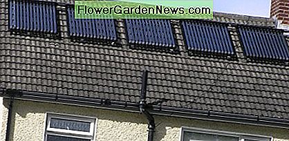 Solvandspaneler pĂĄ et tag Solar water panels on a roof